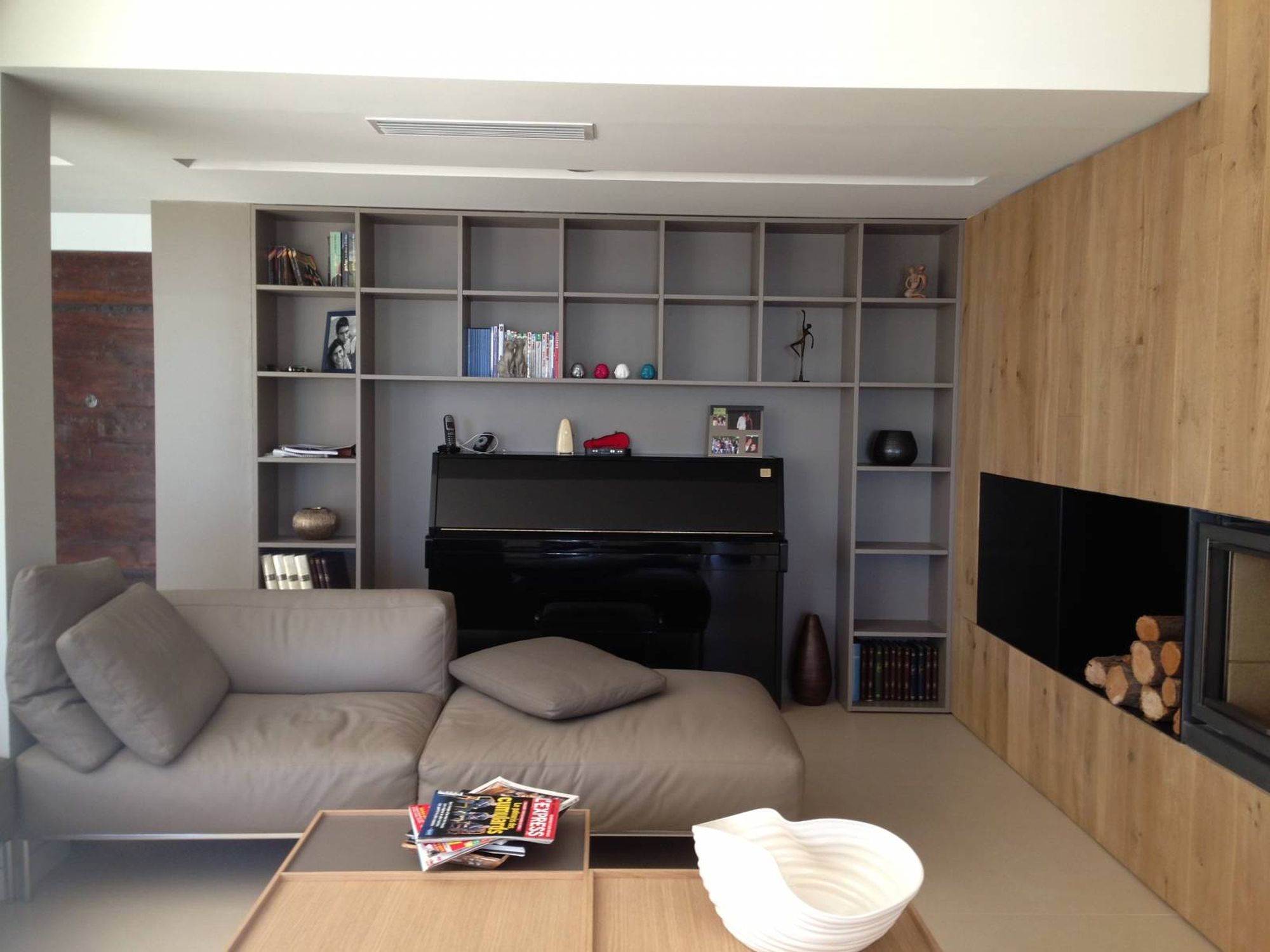 Réalisation d'une bibliothèque sur mesure pour habiller le piano dans le cadre de la rénovation intérieure d'une maison provençale près de Martigues sur la Côte Bleue
