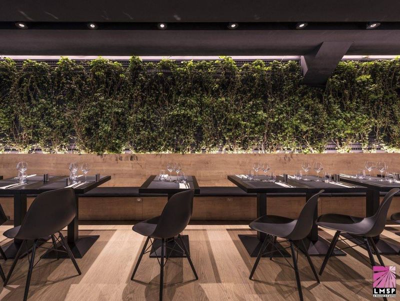 Agencement du restaurant l'Italien au Tholonet (Aix-en-Provence) avec un ameublement contemporain et des matériaux bruts